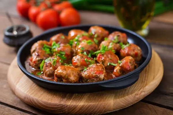 Fleischbällchen in griechischer Tomatensauce